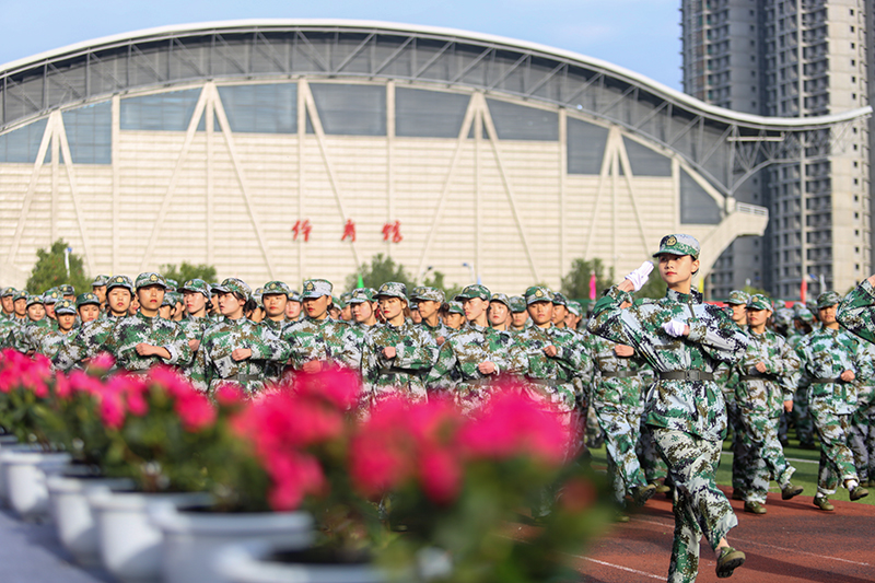 开云网页版举行2020级新生军训结训暨开学典礼(图13)