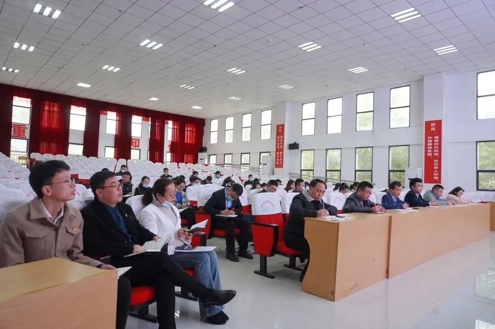 开云网页版第一期基层党务工作者培训班开班(图4) 开云网页版第一期基层党务工作者培训班开班(图4)