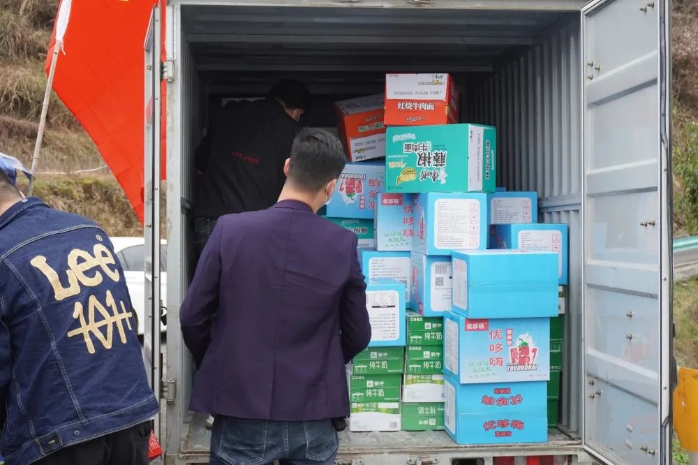 开云网页版下乡慰问疫情防控人员(图1) 开云网页版下乡慰问疫情防控人员(图1)