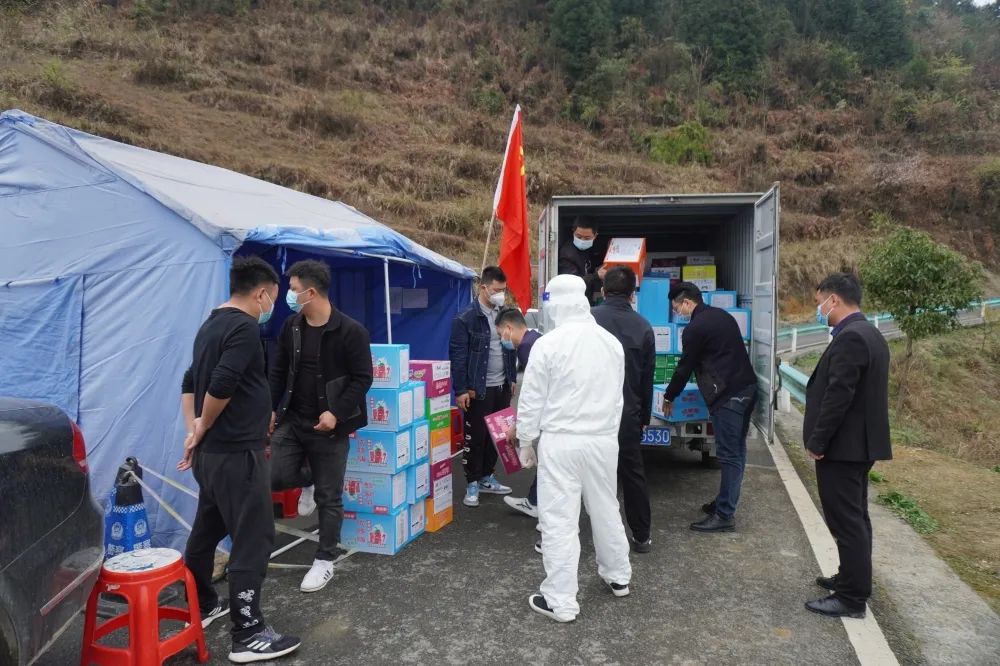 开云网页版下乡慰问疫情防控人员(图2) 开云网页版下乡慰问疫情防控人员(图2)