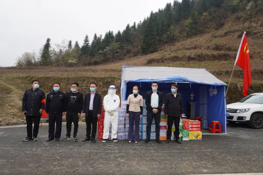 开云网页版下乡慰问疫情防控人员(图3) 开云网页版下乡慰问疫情防控人员(图3)