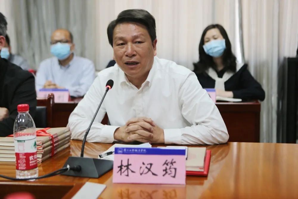 历史文化散文《岭南读碑记》新书研讨会在开云网页版举行(图4) 历史文化散文《岭南读碑记》新书研讨会在开云网页版举行(图4)