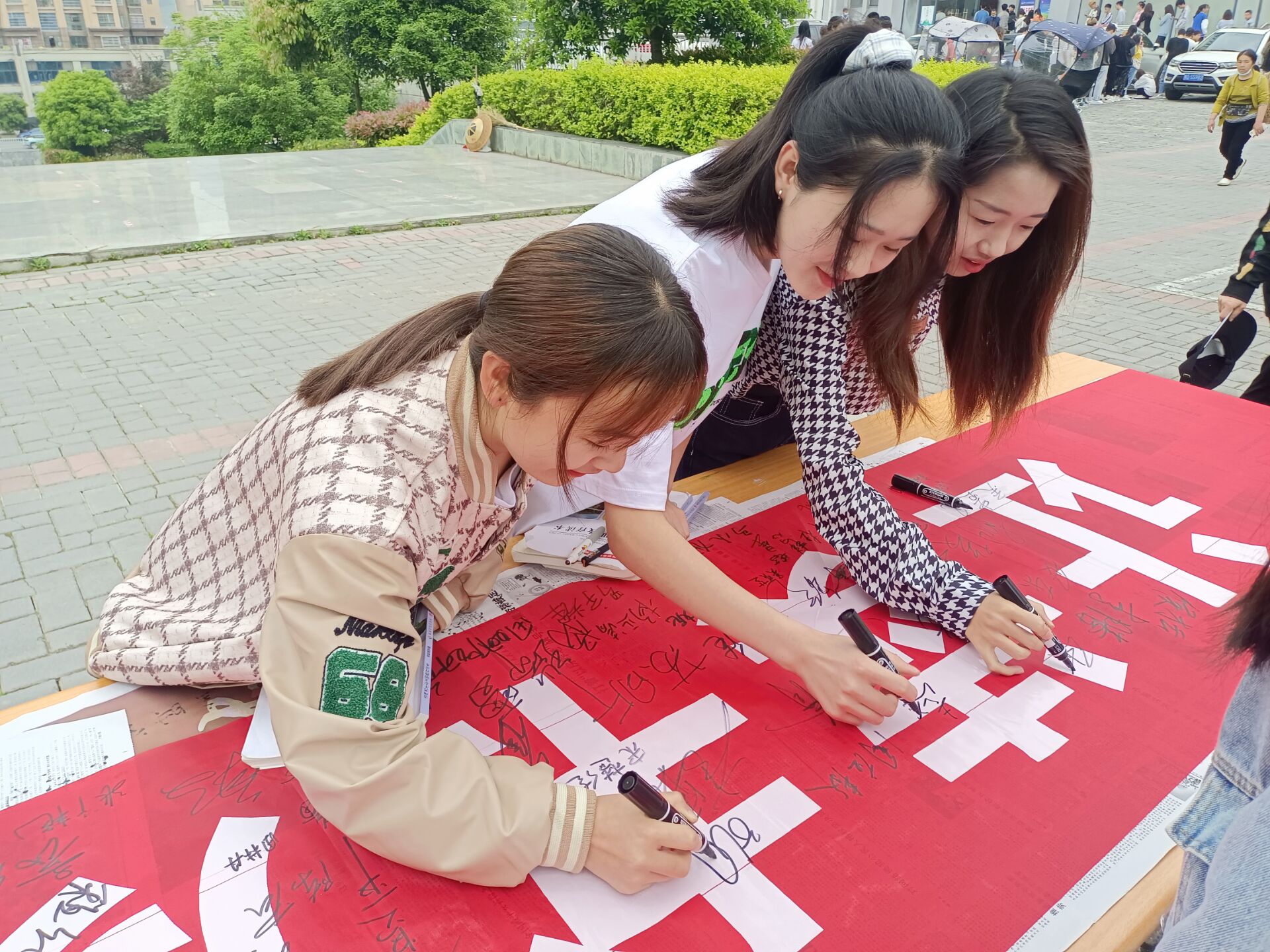图书馆开展世界读书日 签名暨好书推荐活动(图1) 图书馆开展世界读书日 签名暨好书推荐活动(图1)