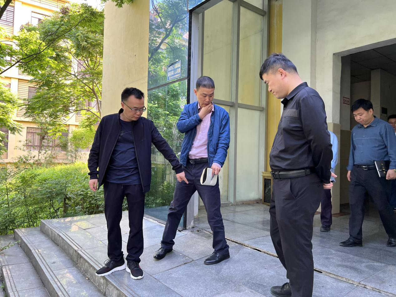 加强隐患排查整改,确保校园安全稳定!我校开展“五·一”节前安全大检查(图1) 加强隐患排查整改,确保校园安全稳定!我校开展“五·一”节前安全大检查(图1)