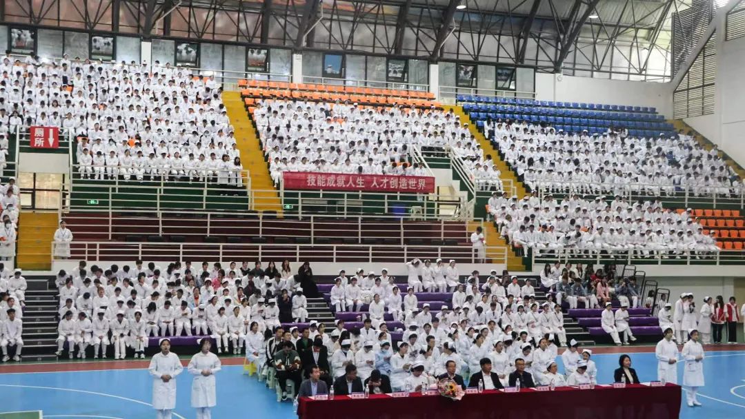 开云网页版举行5·12国际护士节活动暨授帽仪式(图1) 开云网页版举行5·12国际护士节活动暨授帽仪式(图1)