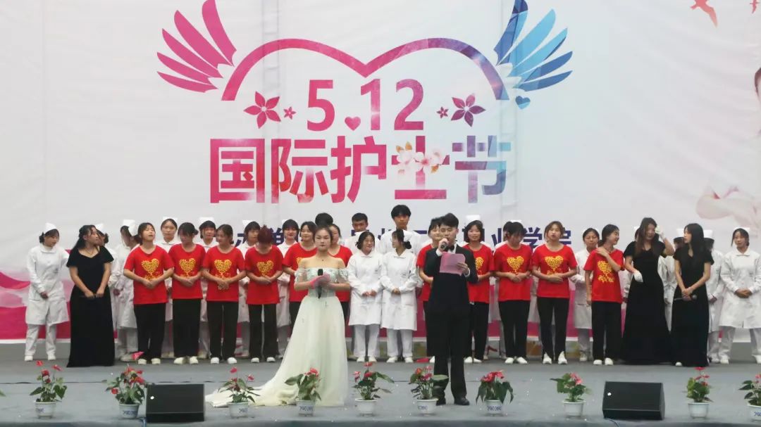 开云网页版举行5·12国际护士节活动暨授帽仪式(图8) 开云网页版举行5·12国际护士节活动暨授帽仪式(图8)