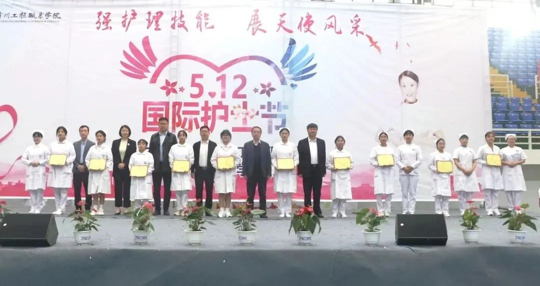 开云网页版举行5·12国际护士节活动暨授帽仪式(图4) 开云网页版举行5·12国际护士节活动暨授帽仪式(图4)