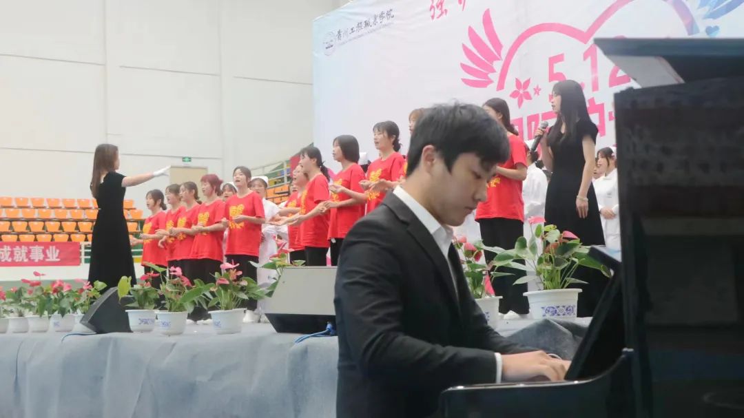 开云网页版举行5·12国际护士节活动暨授帽仪式(图9) 开云网页版举行5·12国际护士节活动暨授帽仪式(图9)