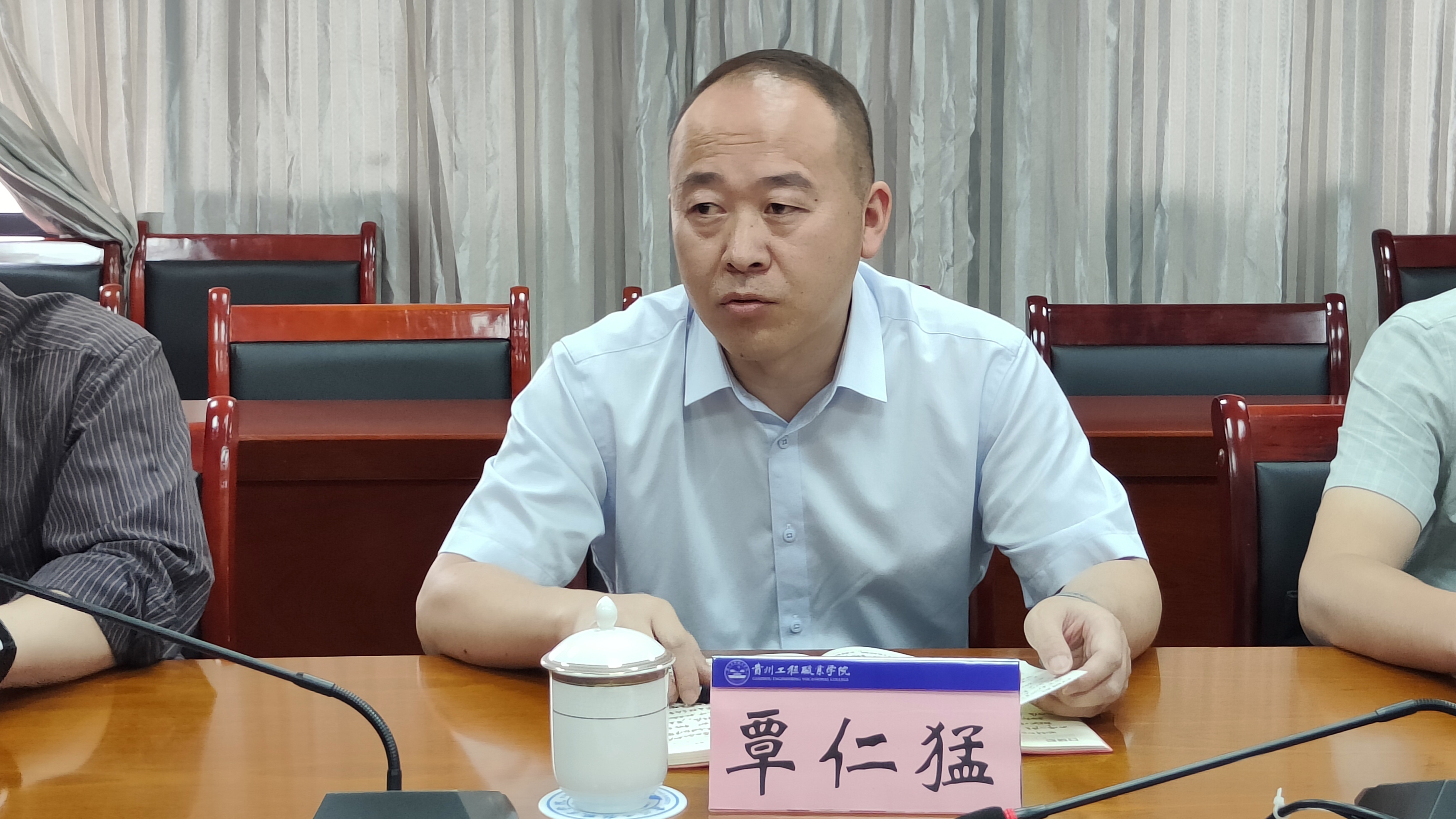 九三学社铜仁市委到开云网页版开展调研座谈会(图5) 九三学社铜仁市委到开云网页版开展调研座谈会(图5)