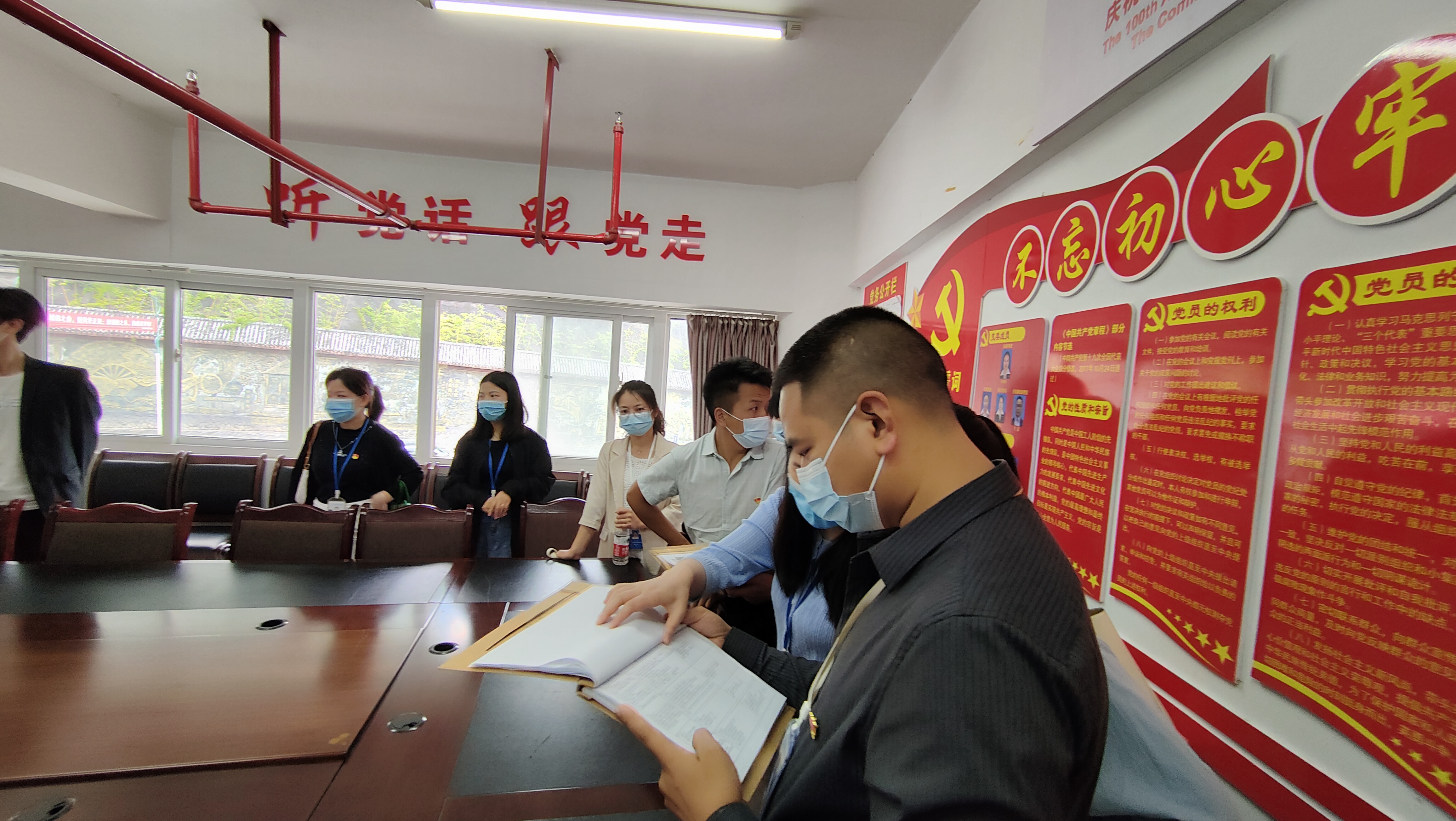 开云网页版赴铜仁开展第一期基层党务工作者专题培训暨“赓续英烈精神凝聚奋进力量”主题党日活动(图4) 开云网页版赴铜仁开展第一期基层党务工作者专题培训暨“赓续英烈精神凝聚奋进力量”主题党日活动(图4)