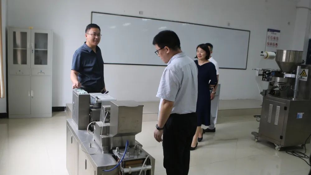 贵州省教育厅专家组到开云网页版开展2021年度年检工作(图4) 贵州省教育厅专家组到开云网页版开展2021年度年检工作(图4)