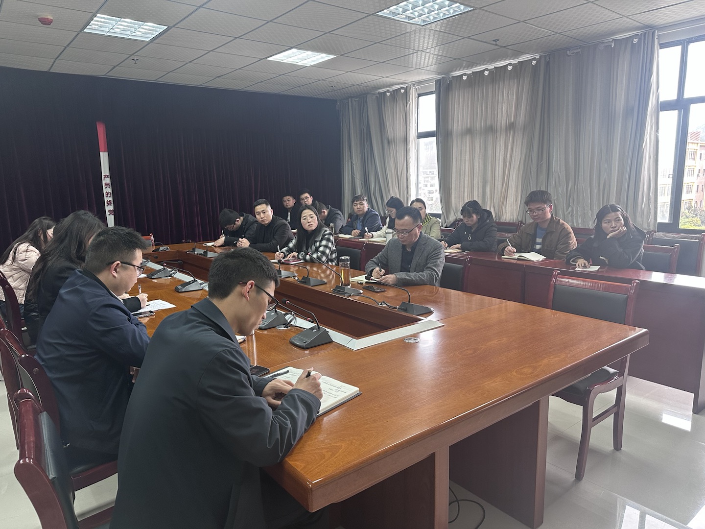 我校召开2023届毕业生就业工作会(图1) 我校召开2023届毕业生就业工作会(图1)