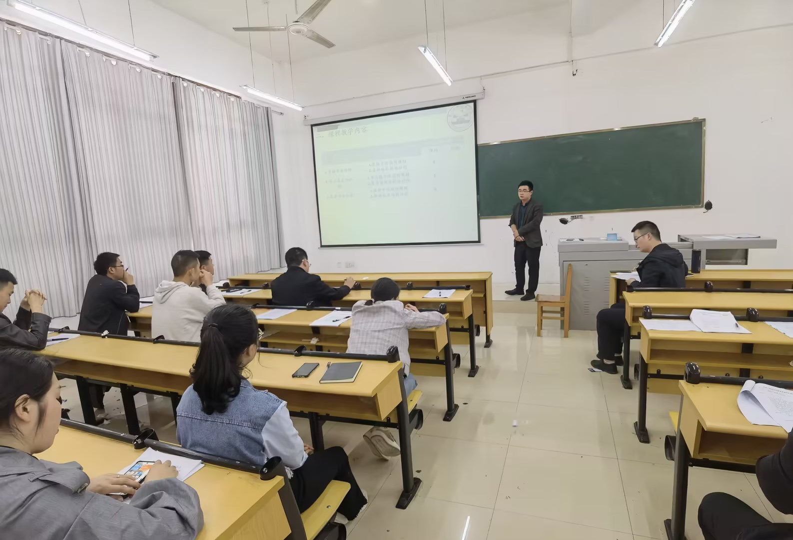 建筑工程学院开展2023年春季学期院长说专业教师说课活动(图2) 建筑工程学院开展2023年春季学期院长说专业教师说课活动(图2)