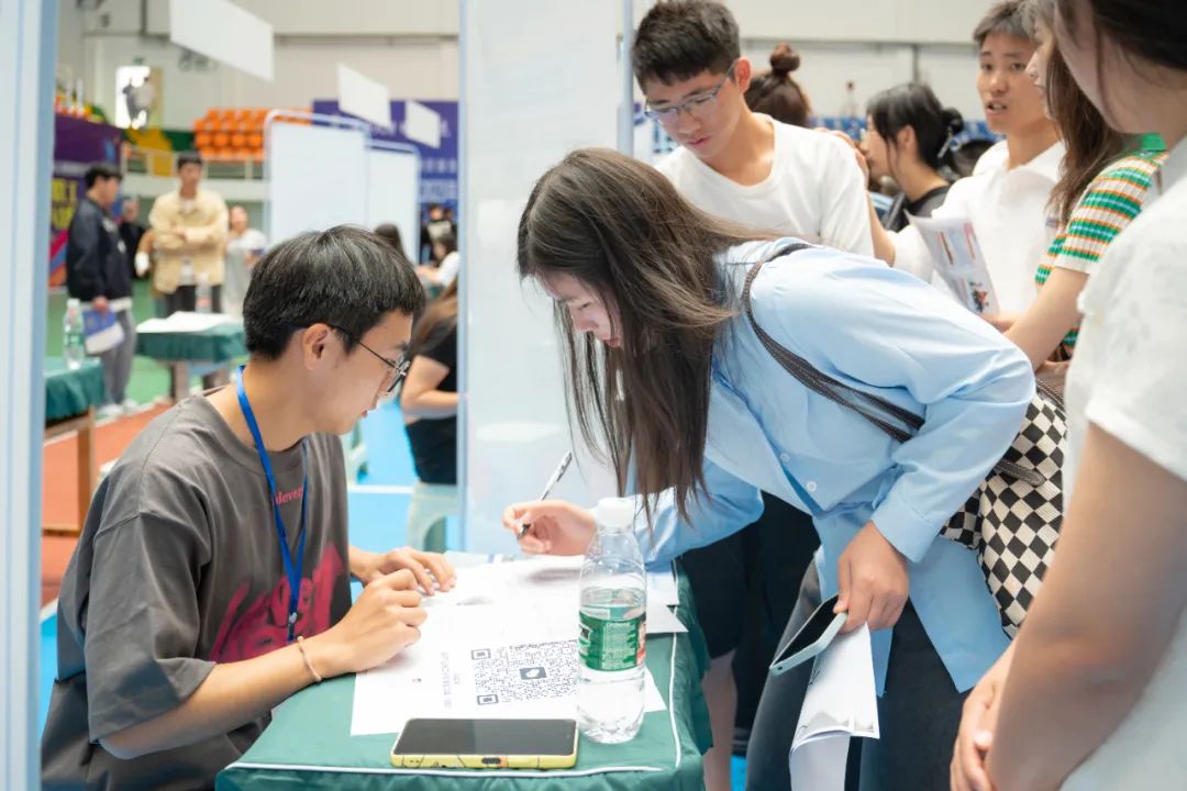 为进一步促进全市高校毕业生就业,助推地方经济社会高质量发展,5月24日上午,由中共铜仁市委、铜仁市人民政府主办,德江县人力资源和社会保障局与我校承办的“百日冲刺促就业,踔厉奋发建新功”铜仁市2023年(图2) 为进一步促进全市高校毕业生就业,助推地方经济社会高质量发展,5月24日上午,由中共铜仁市委、铜仁市人民政府主办,德江县人力资源和社会保障局与我校承办的“百日冲刺促就业,踔厉奋发建新功”铜仁市2023年(图2)