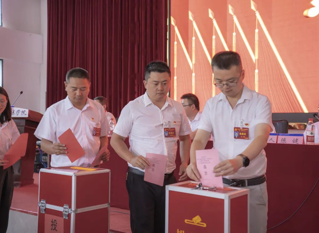 中国共产党开云网页版召开第二次党员大会(图7) 中国共产党开云网页版召开第二次党员大会(图7)