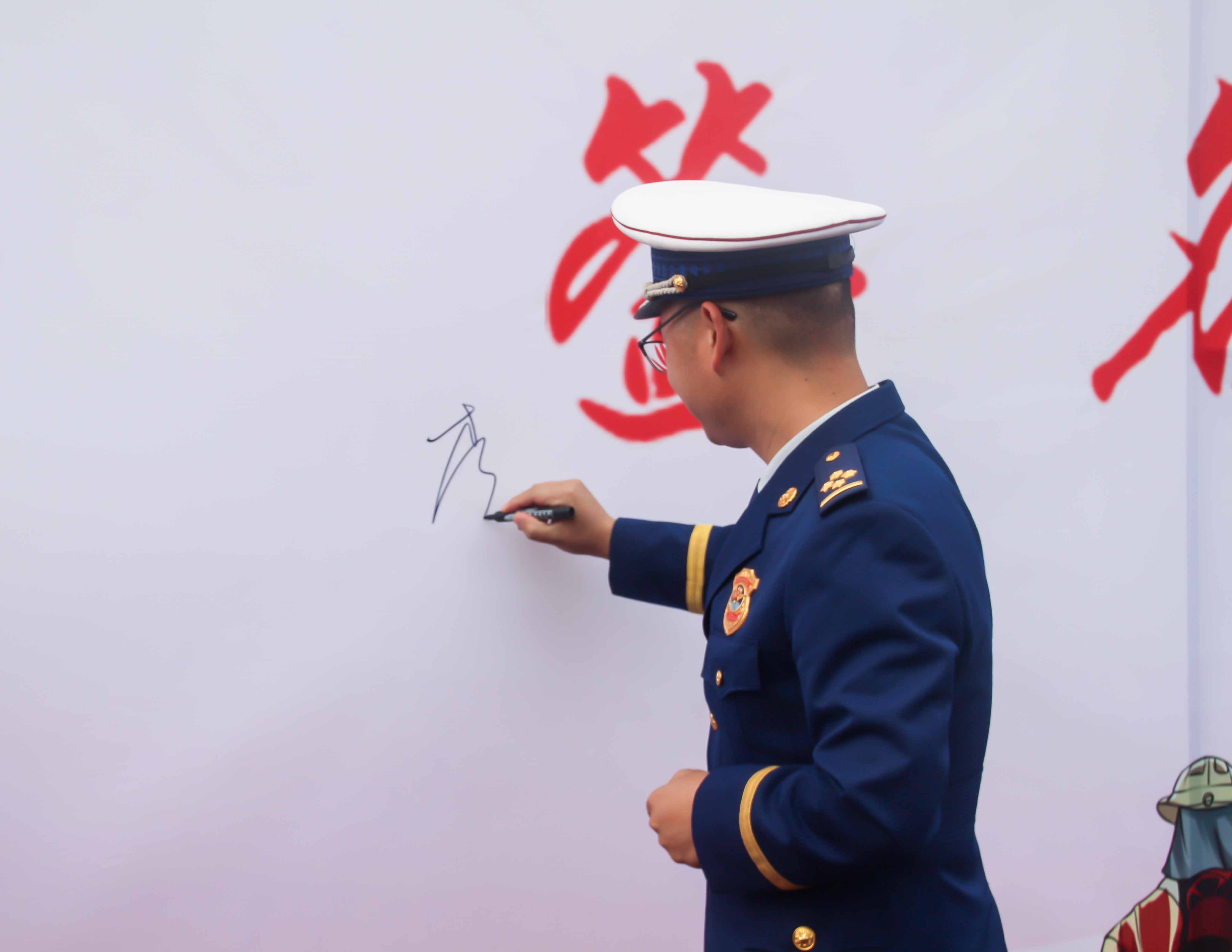 2023年德江县消防宣传月活动启动仪式暨第二届大学生消防技能运动会在开云网页版举行(图8) 2023年德江县消防宣传月活动启动仪式暨第二届大学生消防技能运动会在开云网页版举行(图8)