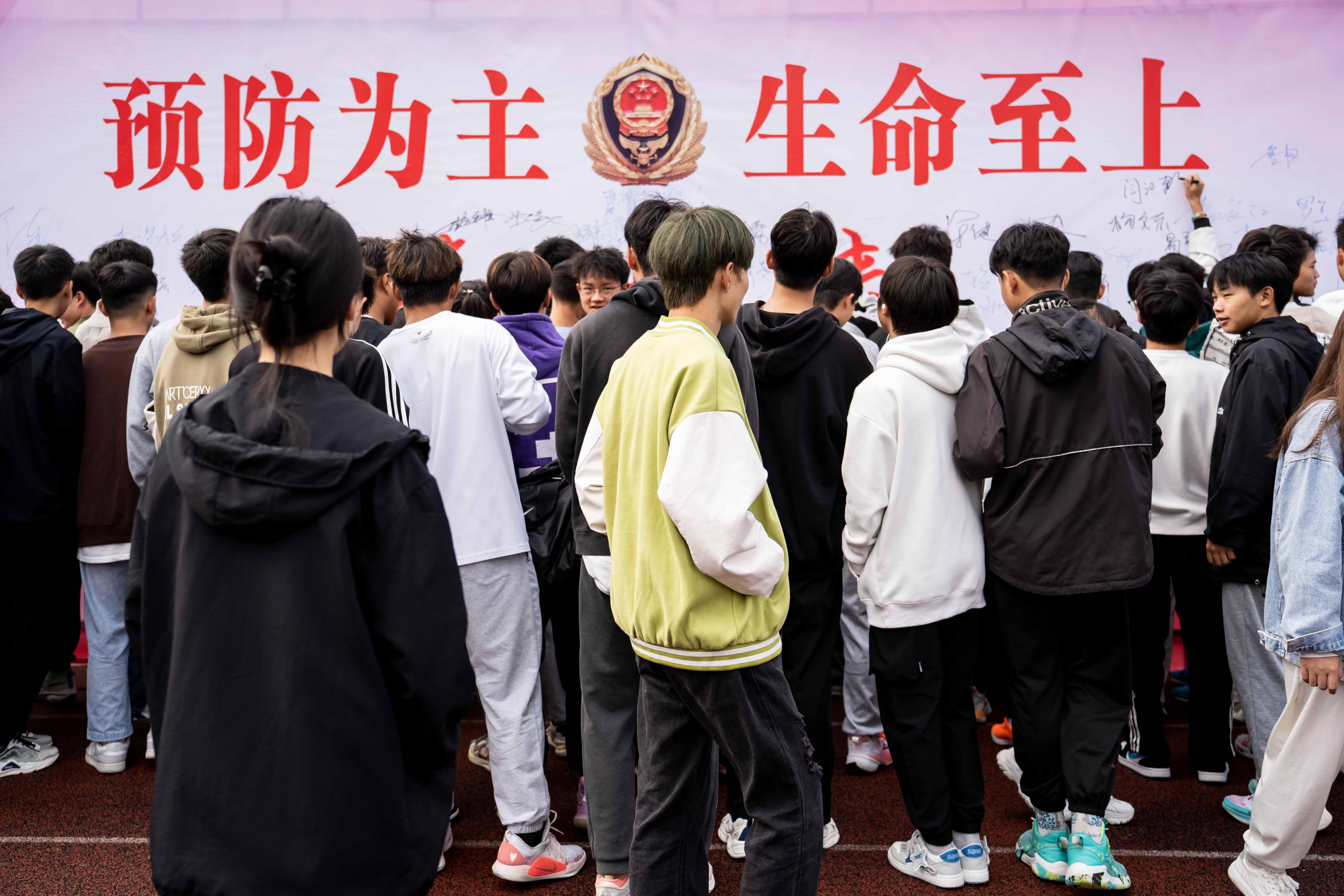 2023年德江县消防宣传月活动启动仪式暨第二届大学生消防技能运动会在开云网页版举行(图9) 2023年德江县消防宣传月活动启动仪式暨第二届大学生消防技能运动会在开云网页版举行(图9)