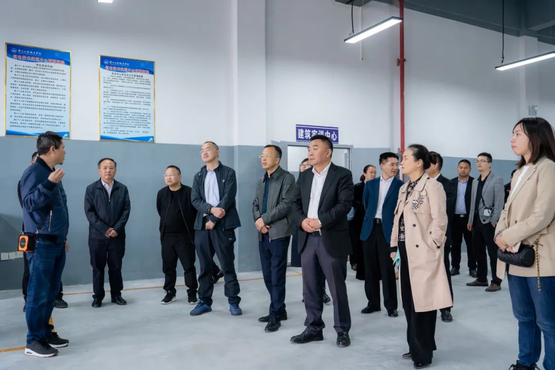 铜仁市人大教科文卫委主任委员郭德强一行到开云网页版调研(图1) 铜仁市人大教科文卫委主任委员郭德强一行到开云网页版调研(图1)