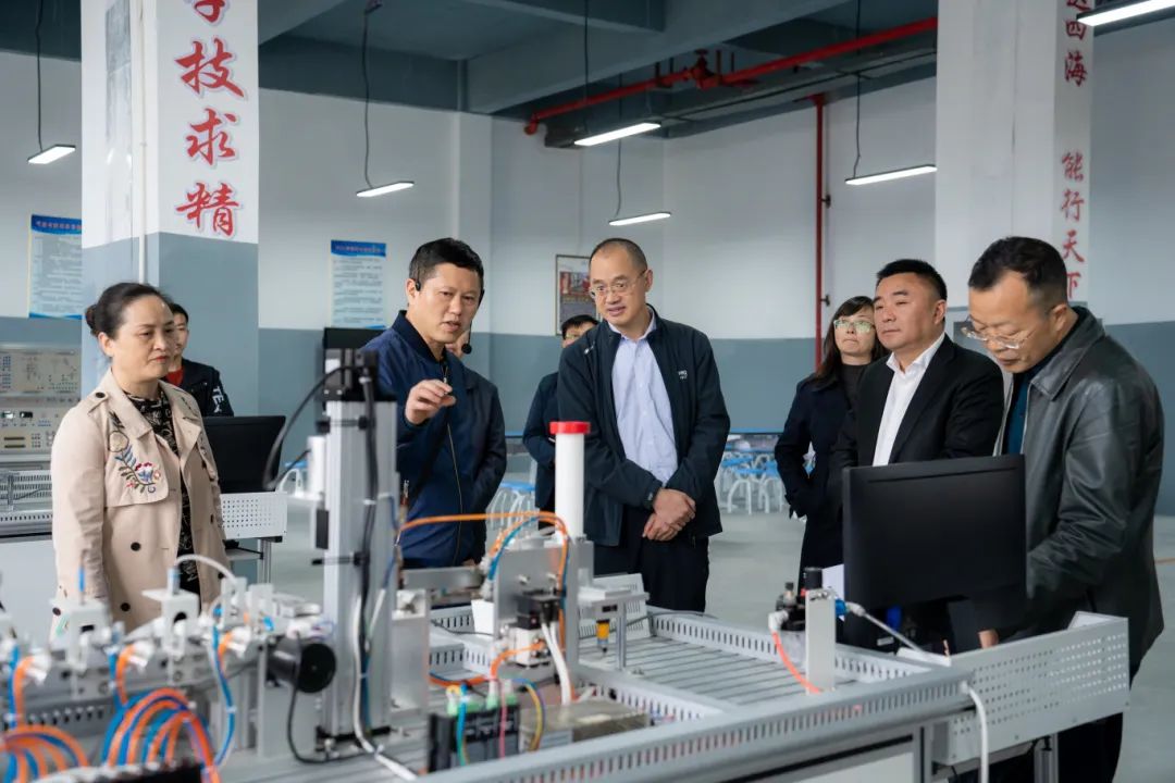 铜仁市人大教科文卫委主任委员郭德强一行到开云网页版调研(图2) 铜仁市人大教科文卫委主任委员郭德强一行到开云网页版调研(图2)