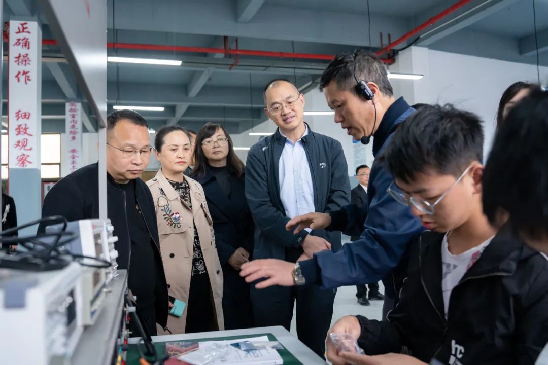 铜仁市人大教科文卫委主任委员郭德强一行到开云网页版调研(图3) 铜仁市人大教科文卫委主任委员郭德强一行到开云网页版调研(图3)