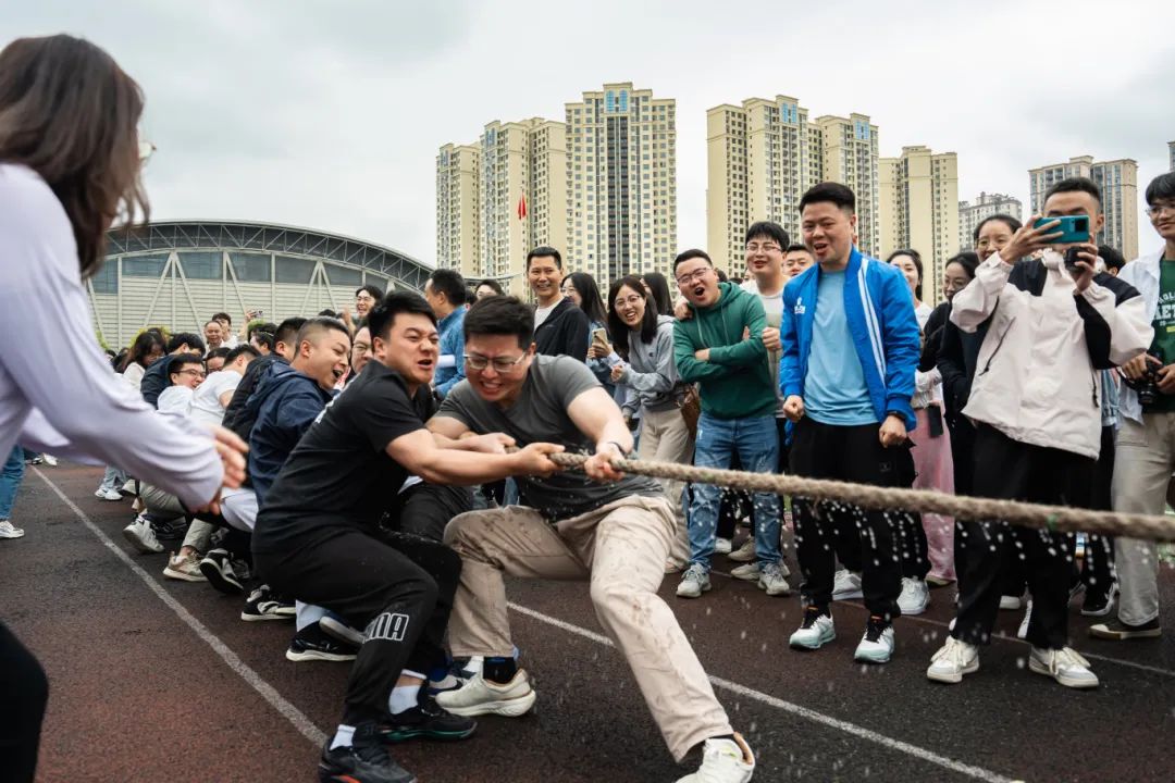 青春逢盛会 击鼓又催征丨开云网页版第九届田径运动会开幕(图20) 青春逢盛会 击鼓又催征丨开云网页版第九届田径运动会开幕(图20)