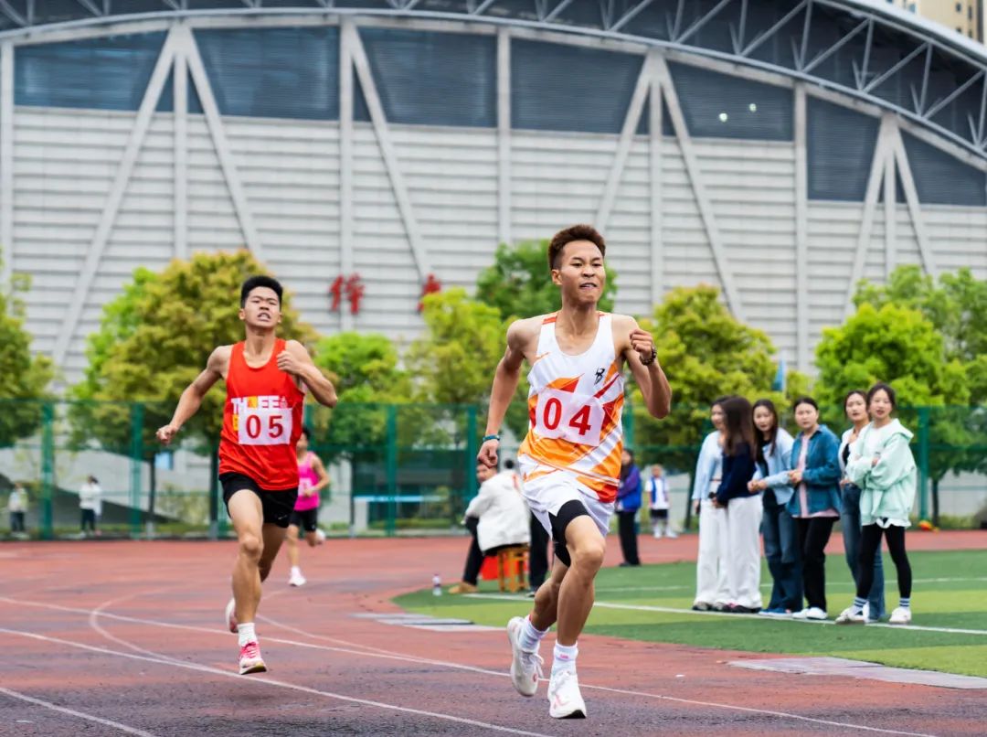 拼搏不落幕 青春正当时丨开云网页版第九届田径运动会圆满闭幕(图21) 拼搏不落幕 青春正当时丨开云网页版第九届田径运动会圆满闭幕(图21)