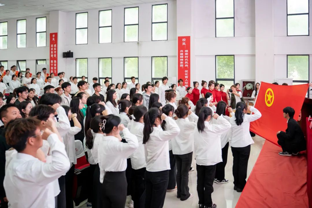 挺膺担当砺青春·踔厉奋发向未来丨我校召开2023-2024学年度五四表彰大会(图11) 挺膺担当砺青春·踔厉奋发向未来丨我校召开2023-2024学年度五四表彰大会(图11)