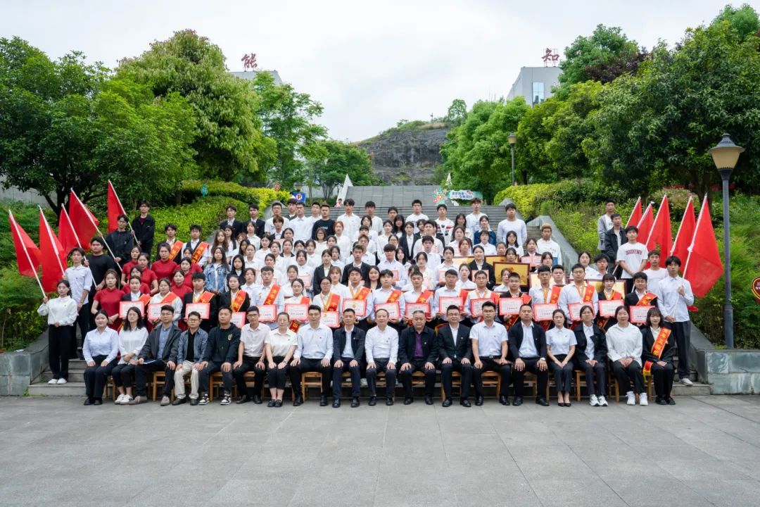 挺膺担当砺青春·踔厉奋发向未来丨我校召开2023-2024学年度五四表彰大会(图14) 挺膺担当砺青春·踔厉奋发向未来丨我校召开2023-2024学年度五四表彰大会(图14)