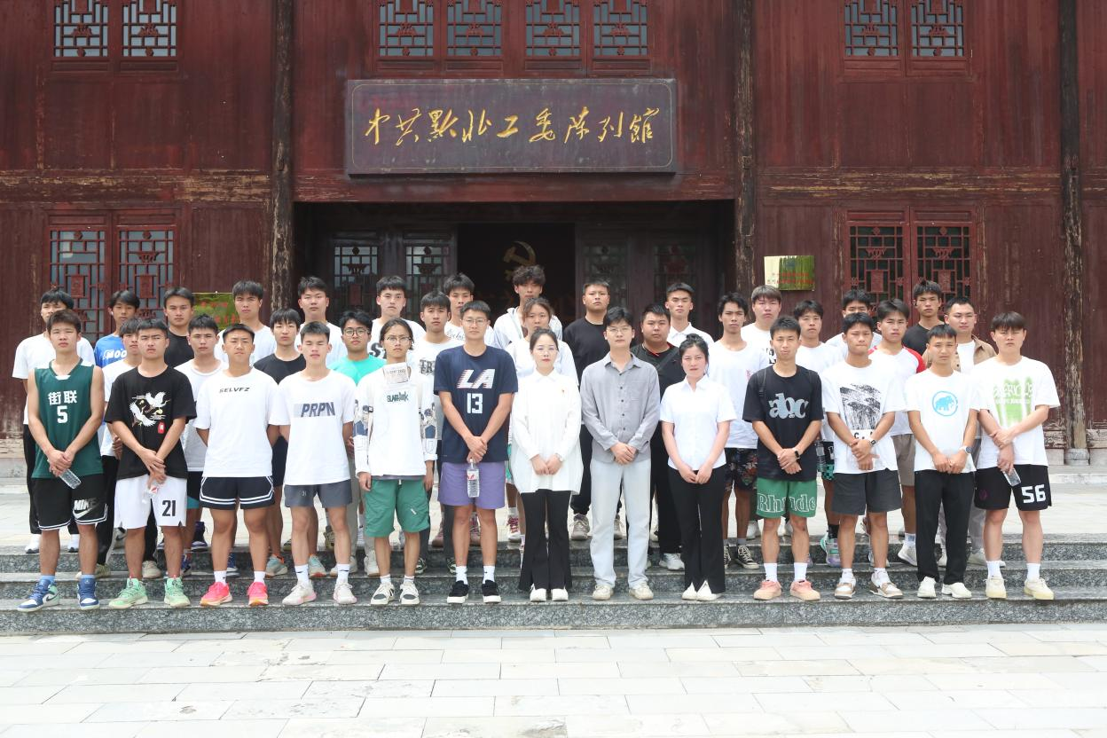 马克思主义学院 组织学生开展“传承红色基因 赓续红色血脉”实践教学活动(图2) 马克思主义学院 组织学生开展“传承红色基因 赓续红色血脉”实践教学活动(图2)