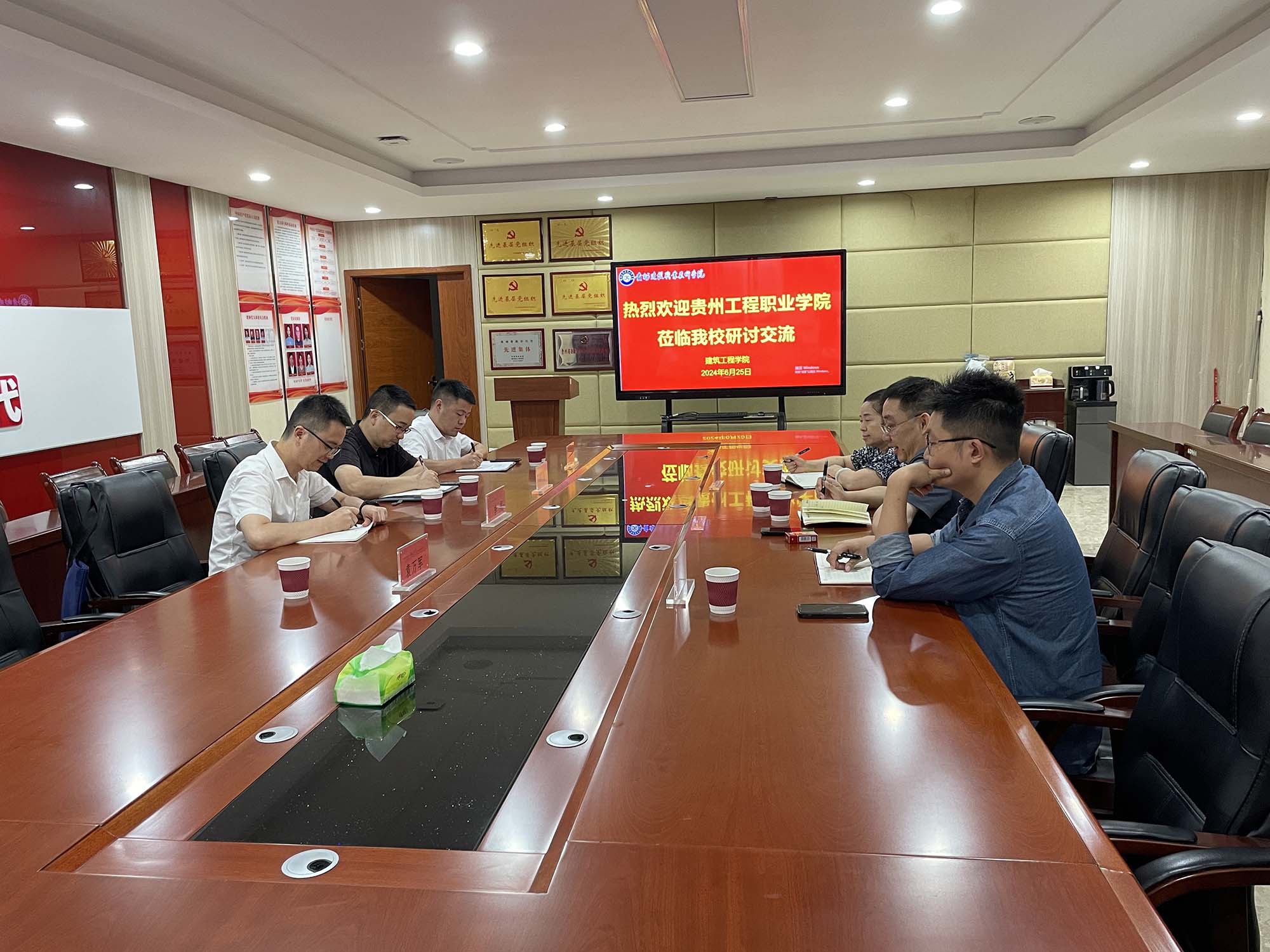 以交流促发展,以学习促建设 ——院长李虎带队赴贵州建设职业技术学院交流学习(图1) 以交流促发展,以学习促建设 ——院长李虎带队赴贵州建设职业技术学院交流学习(图1)