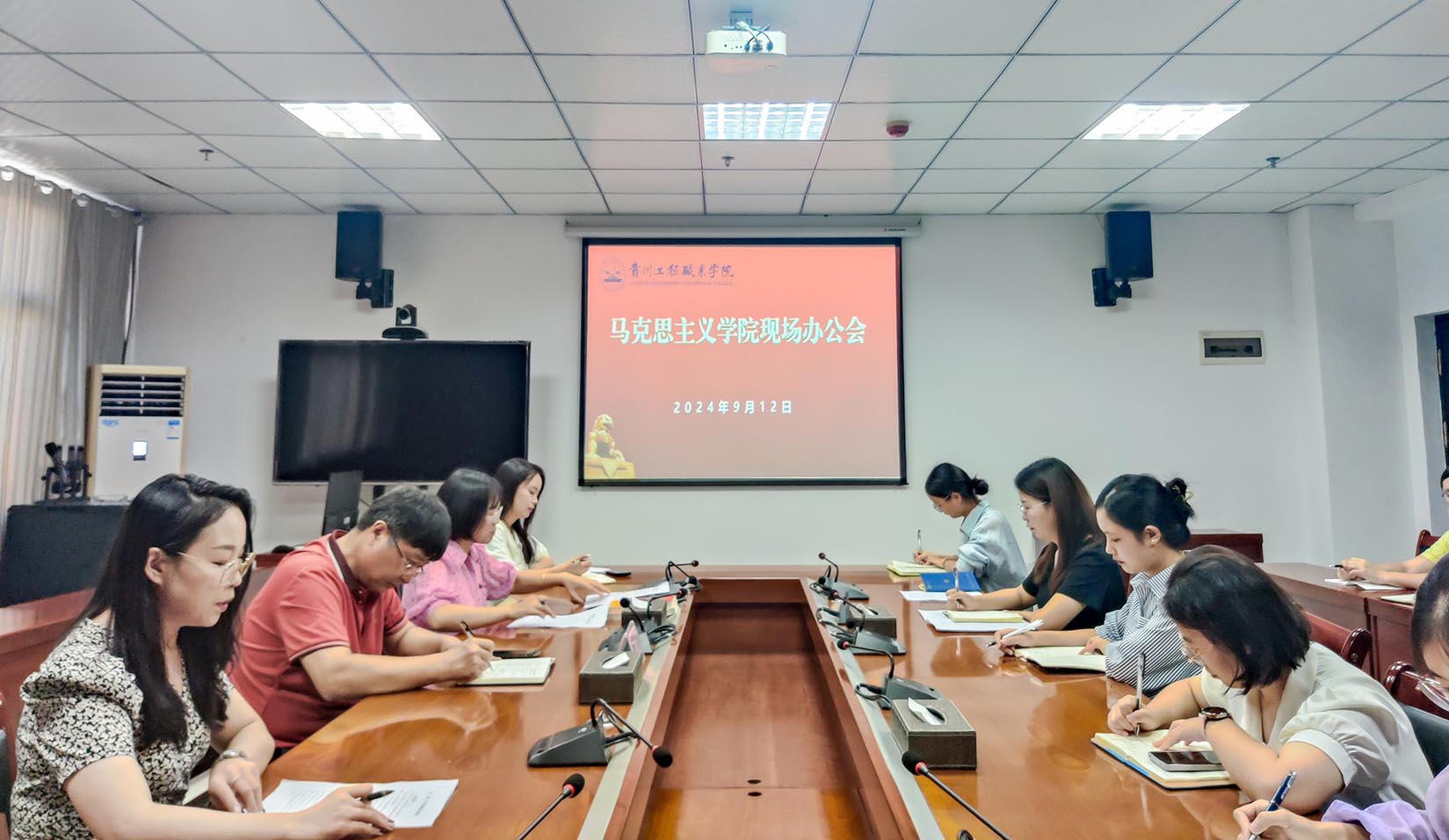 开云网页版党委书记陈健同志到 马克思主义学院召开现场指导办公会(图1) 开云网页版党委书记陈健同志到 马克思主义学院召开现场指导办公会(图1)