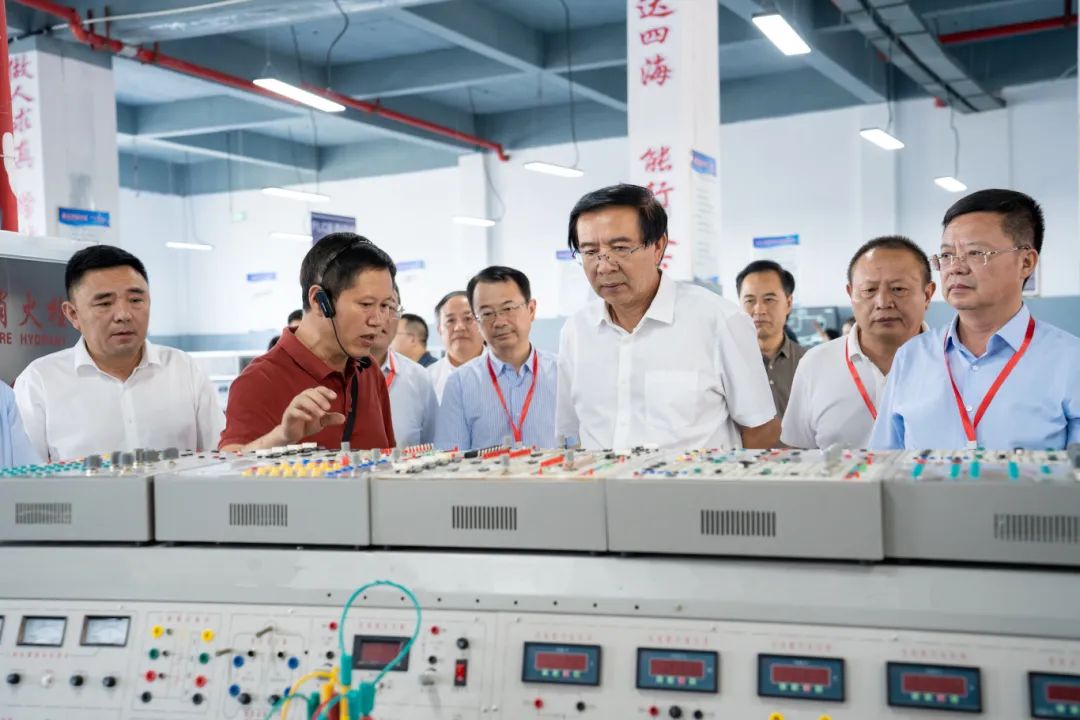 省十四届人大铜仁代表团代表到开云网页版集中视察调研(图1) 省十四届人大铜仁代表团代表到开云网页版集中视察调研(图1)