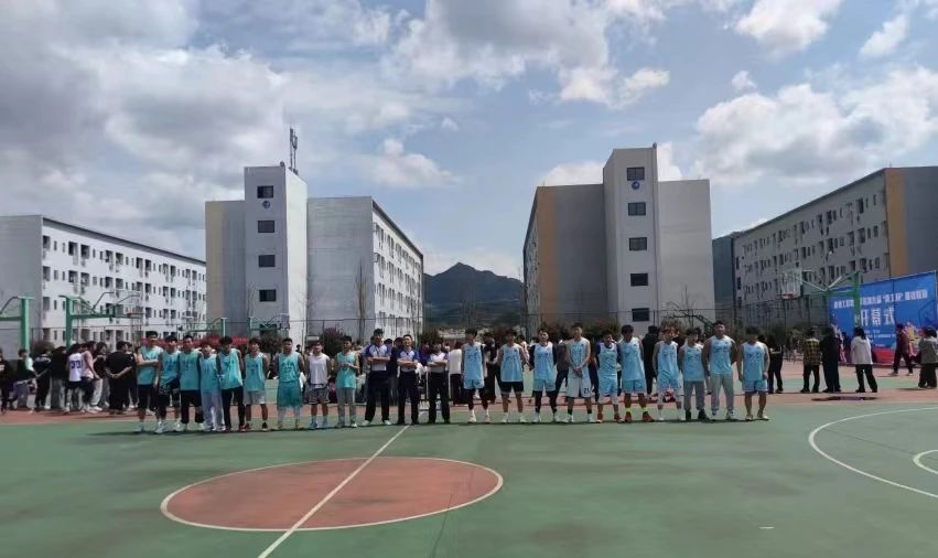 “蓝”不住的热爱,“篮”不住的精彩——药学院“贵工杯”篮球赛(图1) “蓝”不住的热爱,“篮”不住的精彩——药学院“贵工杯”篮球赛(图1)