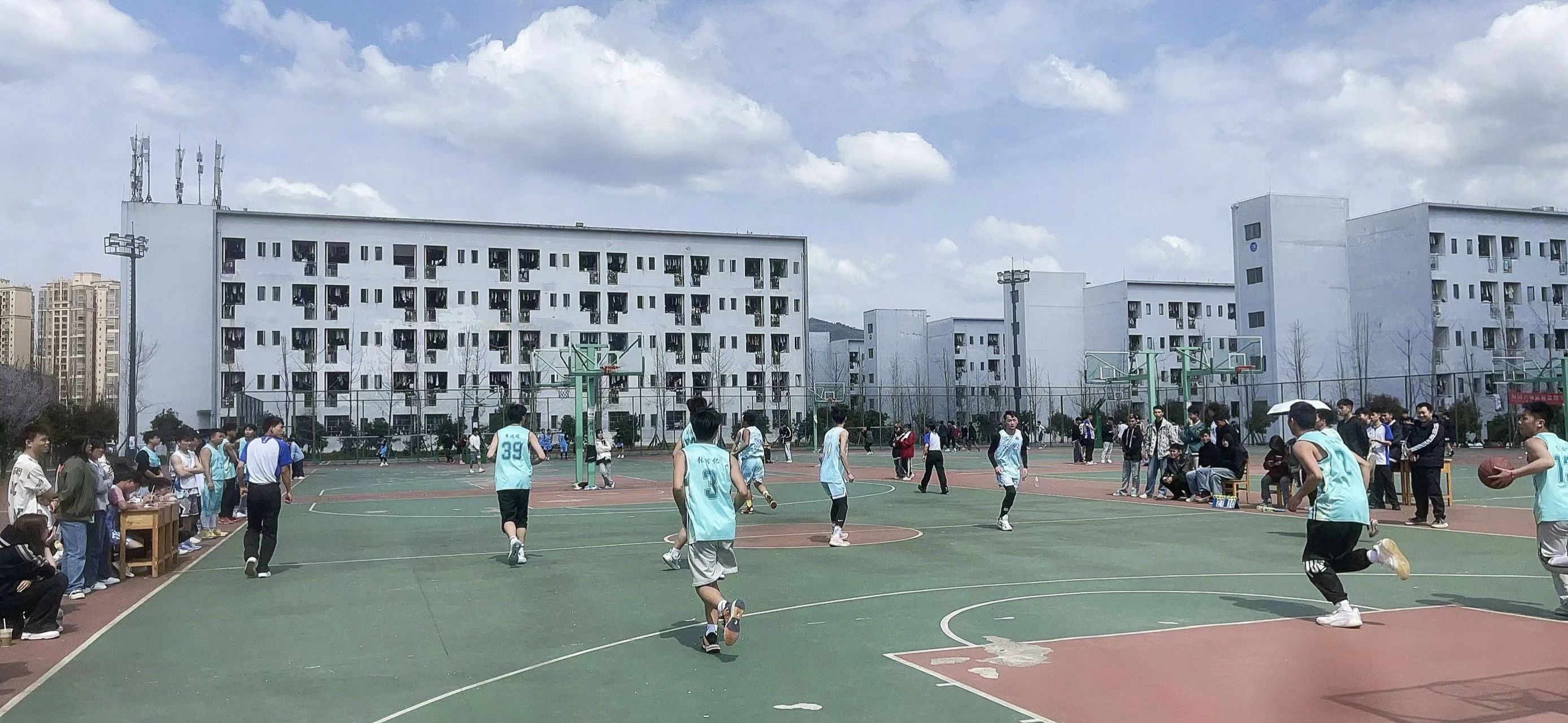 “蓝”不住的热爱,“篮”不住的精彩——药学院“贵工杯”篮球赛(图2) “蓝”不住的热爱,“篮”不住的精彩——药学院“贵工杯”篮球赛(图2)