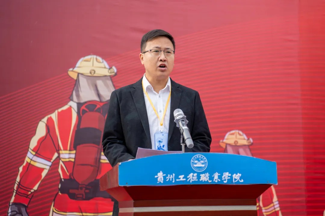 开云网页版举办德江县第三届大学生消防技能运动会(图3) 开云网页版举办德江县第三届大学生消防技能运动会(图3)