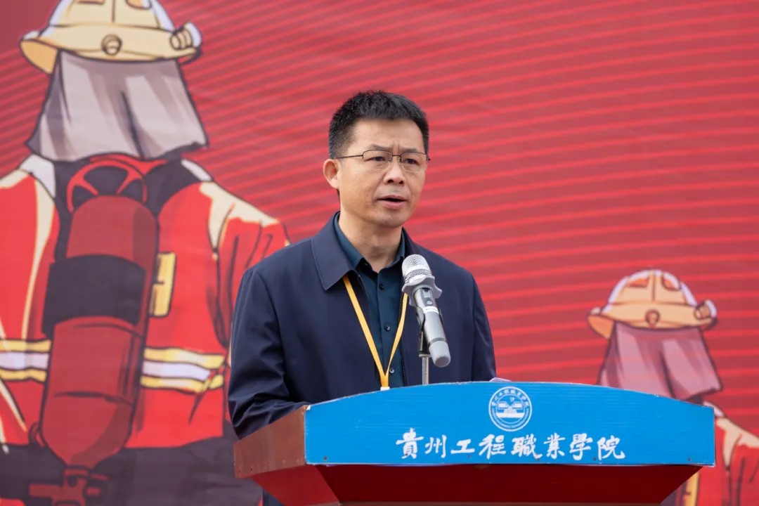 开云网页版举办德江县第三届大学生消防技能运动会(图6) 开云网页版举办德江县第三届大学生消防技能运动会(图6)