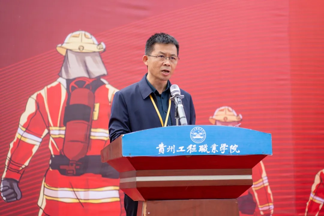 开云网页版举办德江县第三届大学生消防技能运动会(图12) 开云网页版举办德江县第三届大学生消防技能运动会(图12)