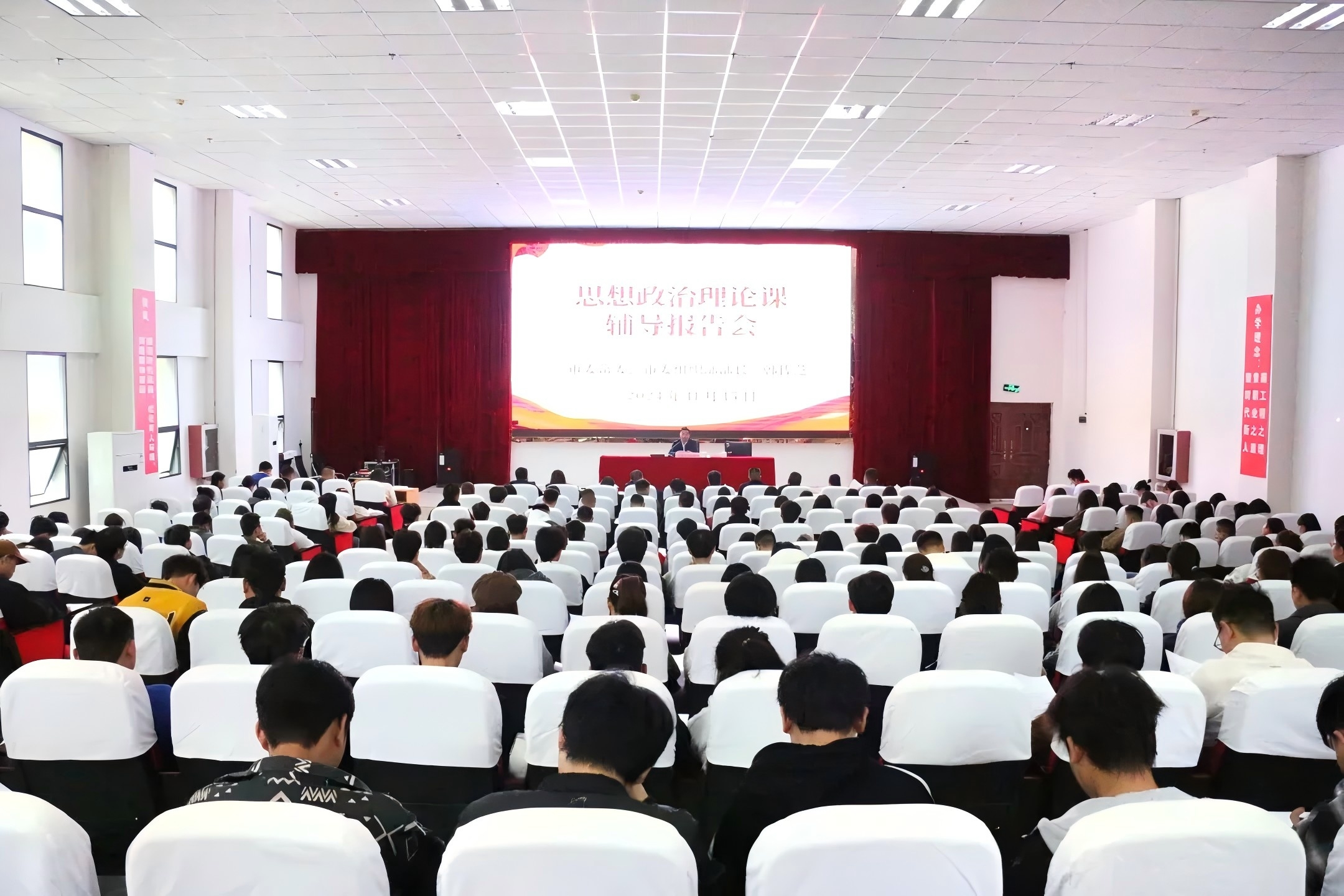 韩佐芝到开云网页版为师生讲授思想政治理论课(图1) 韩佐芝到开云网页版为师生讲授思想政治理论课(图1)