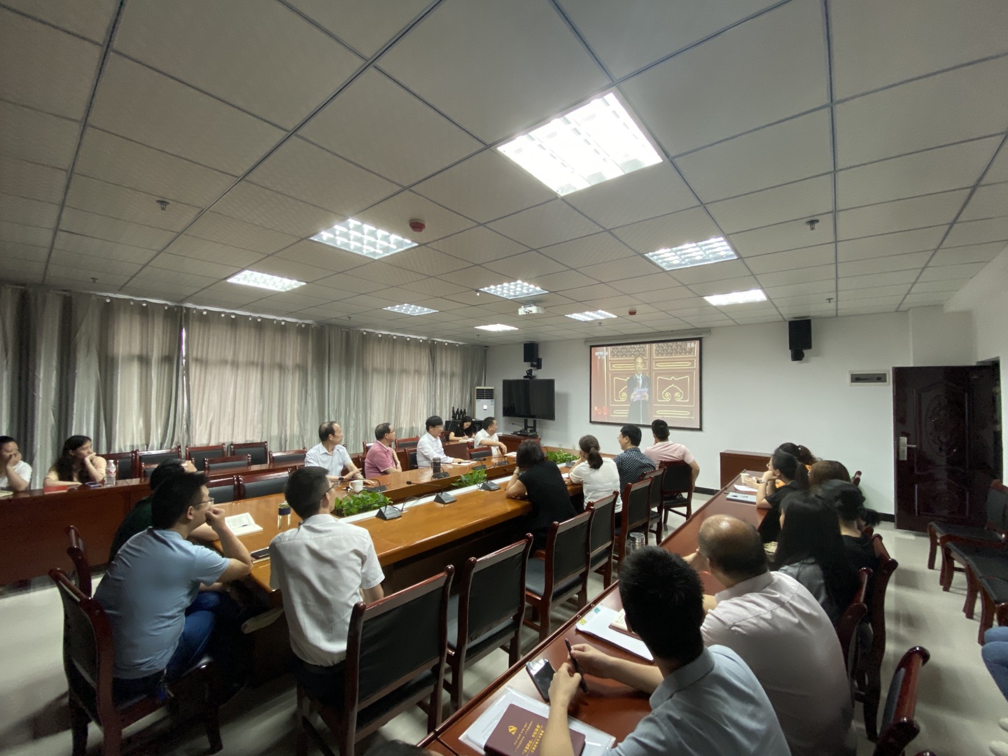 开云网页版组织教职工收看并热议庆祝中国共产党成立100周年大会(图1)